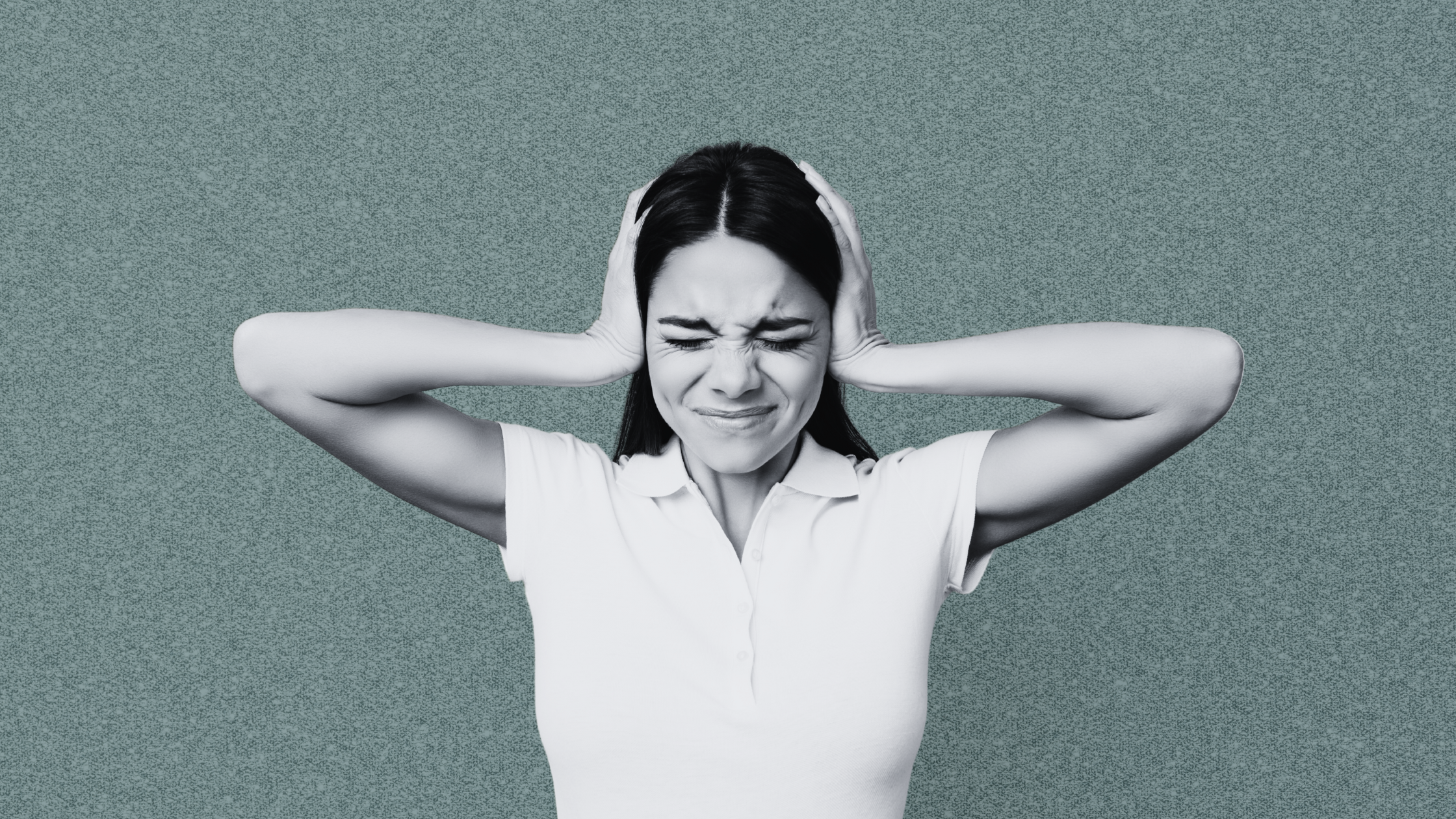 Mujer tapándose los oídos para no escuchar ruido externo